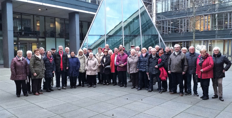 Mitglieder des Evangelischen Vereins aus Neuwied gemeinsam mit Sven Lefkowitz im Innenhof des Mainzer Abgeordnetengebudes. Foto: Privat