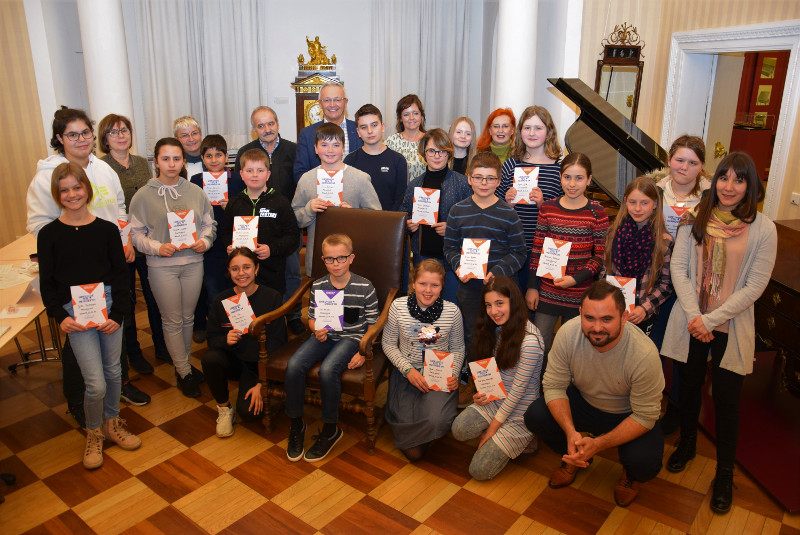 Luis Neufeld vom Martin-Butzer-Gymnasium in Dierdorf (vordere Reihe im Sessel) ist der Kreissieger des diesjhrigen Vorlesewettbewerbs des Deutschen Buchhandels, welcher traditionell im Roentgenmuseum stattfindet. Foto: KV Neuwied