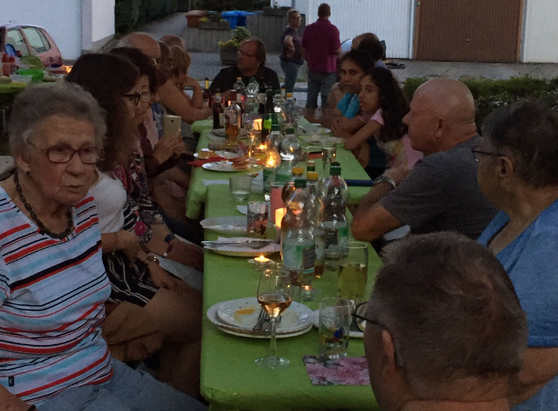 Beim Straenfest den Nachbarn kennengelernt