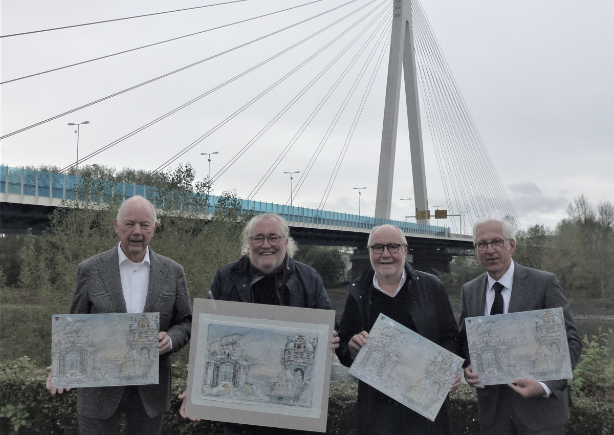 Knstler Uwe Langnickel (2.v.l.) hat die Bilder des Adventskalenders gestaltet. (Fotos: Jrgen Grab)