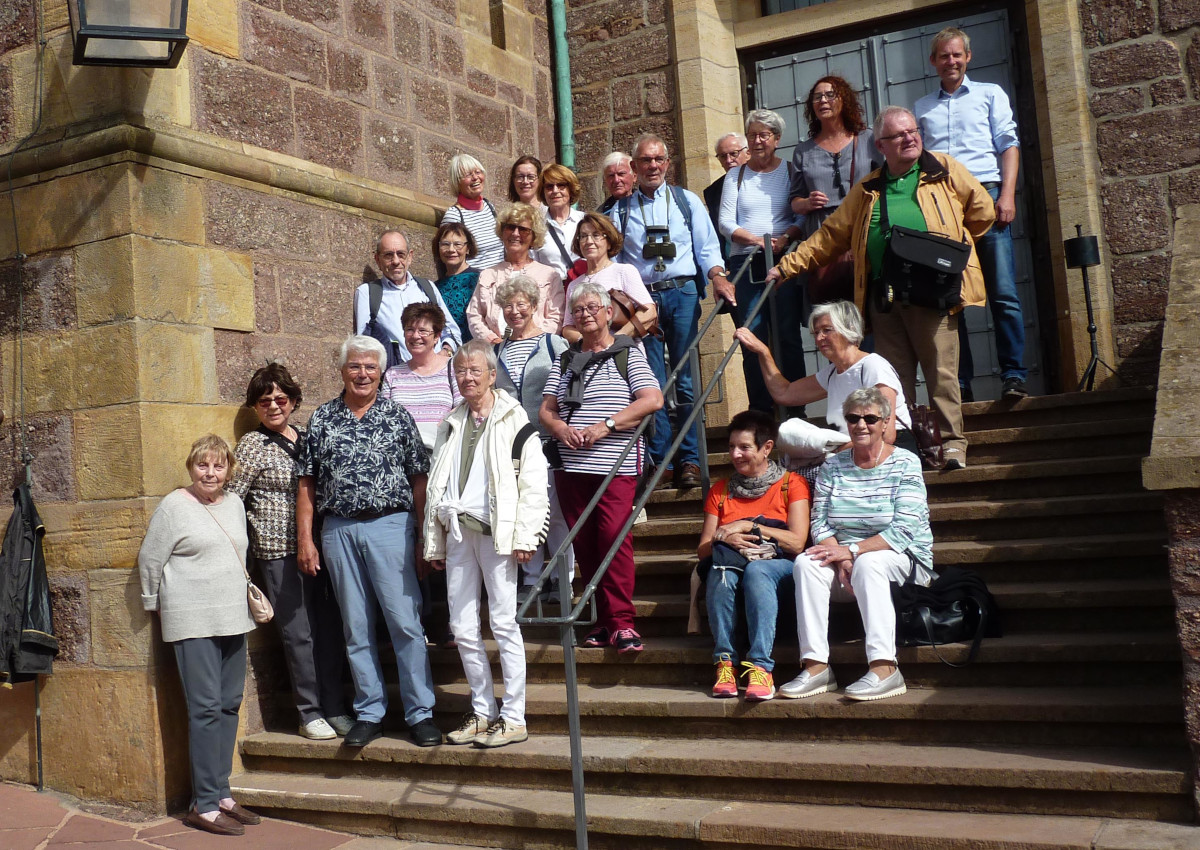Nach dem Besuch von Luthers bersetzungsbro formiert sich die Reisegruppe auf der Wartburg. (Foto: Hans Hartenfels)