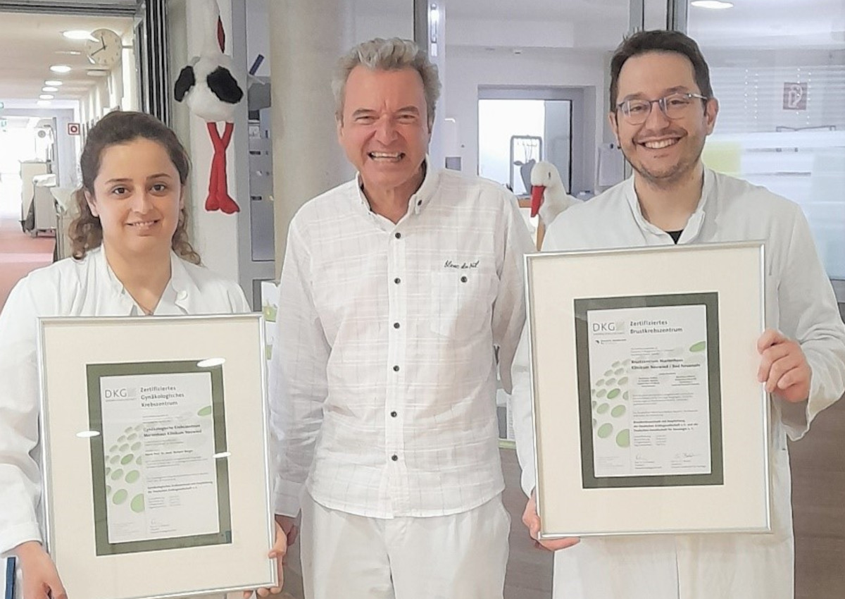 Von links: Dr. zlem Altuntas, Chefarzt Prof. Dr. Richard Berger und Georgios Papadopoulos und die gerahmten Zertifizierungen des Brustzentrums im St. Elisabeth Krankenhaus Neuwied. (Foto: Marienhaus Klinikum)