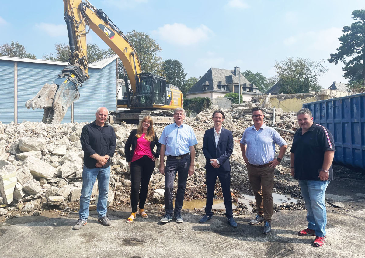 Sie berzeugten sich vor Ort vom Fortgang der Abrissarbeiten der Turnhalle der Marienschule (von links): Bauleiter Jrgen Trampert, Yvonne Bsch, Leiterin des Amts fr Immobilienmanagemt, Beigeordneter Ralf Seemann, Manuel Mouget, Leiter der Marienschule,  Brgermeister Peter Jung und Sven Sthn, stellvertretender Schul- und Sportamtsleiter. (Foto: Stadt Neuwied)