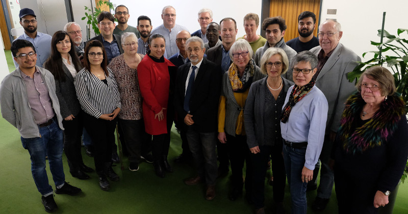 Brgermeister Michael Mang, Amtsleiter Wolfgang Hartmann, Abteilungsleiterin Regina Berger und die Integrationsbeauftragte Dilorom Jacka verabschiedeten die ausscheidenden und begrten die neuen Mitglieder des stdtischen Migrationsbeirats. Foto: Stadt Neuwied