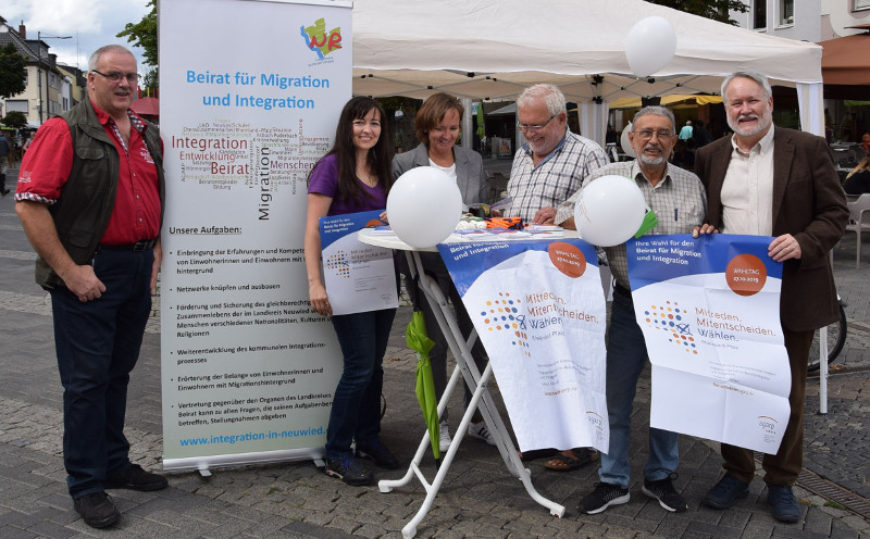 Die Integrationsbeauftragten Dilorom Jacka und Kerstin Schwanbeck-Stephan sowie die Beiratsmitglieder Hans-Peter Groschupf, Raffaele Zampella und Dr. Wolfgang von Keitz standen Rede und Antwort auf dem Luisenplatz.
