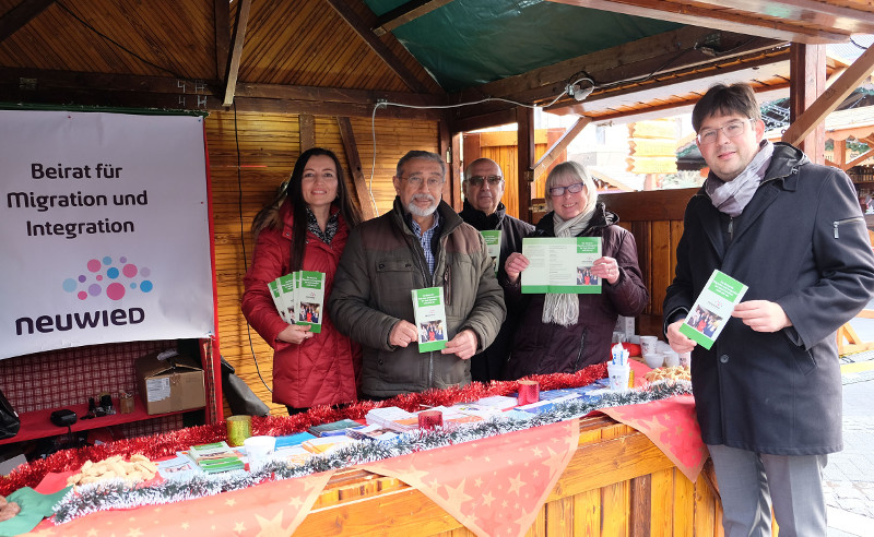 Am Sozialhuschen auf dem Knuspermarkt im Einsatz fr Integration (von links): Integrationsbeauftragte Dilorom Jacka, Raffaele Zampella, stellvertretender Vorsitzender des Migrationsbeirats, die Beiratsmitglieder Cataldo Spitale und Inge Rockenfeller sowie Brgermeister Michael Mang. Foto: Pressebro Neuwied