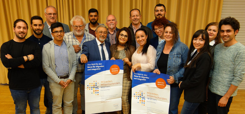 Kandidaten fr den stdtischen Beirat fr Migration und Integration, hier mit der Geschftsfhrerin des Beirates Dilorom Jacka, starten in den Wahlkampf. Foto: Pressebro Neuwied
