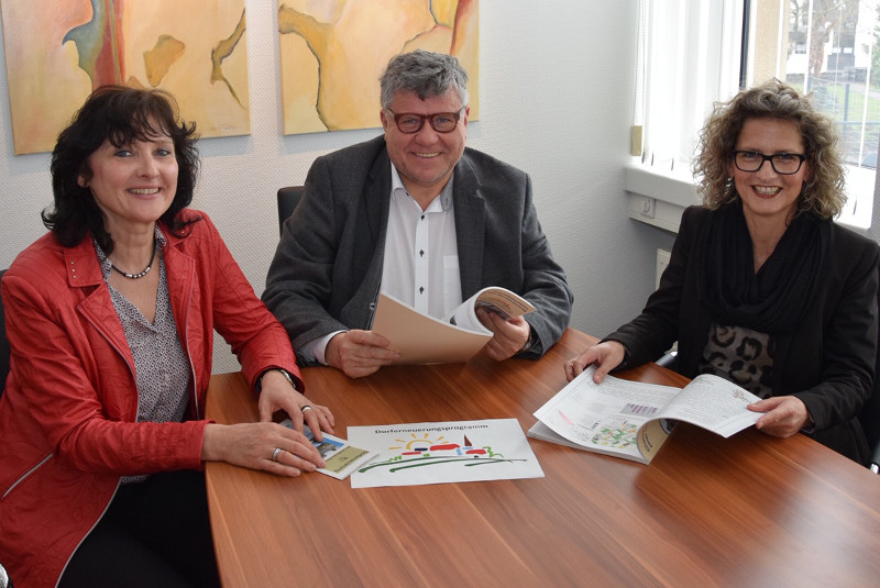 Von rechts: Carina Baugut-Seyfried (Planungsreferat), Planungsdezernent Michael Mahlert, Margit Rdder-Rasbach  (Planungsreferat). Foto: KV Neuwied
