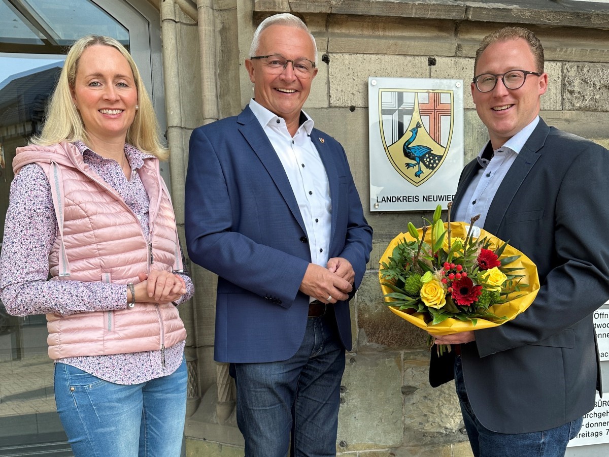 Landrat Achim Hallerbach und Broleiterin Diana Wonka begrten Philipp Rasbach bei Dienstantritt als neuen 1. Kreisbeigeordneten ab dem 1. Mai 2024 im Kreishaus. (Foto: Thomas Herschbach)