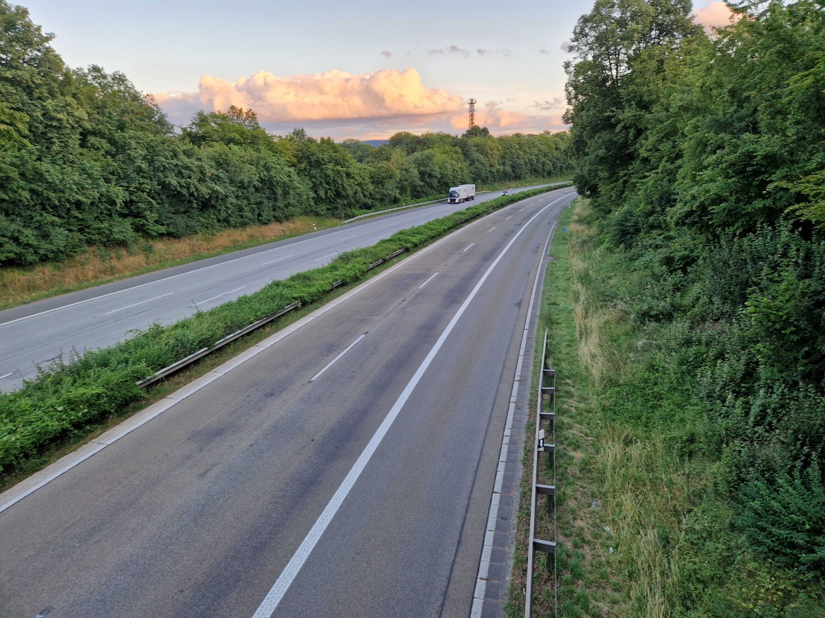 Neuer Seitenstreifen auf der A48 (Fotos: Uwe Schumann)