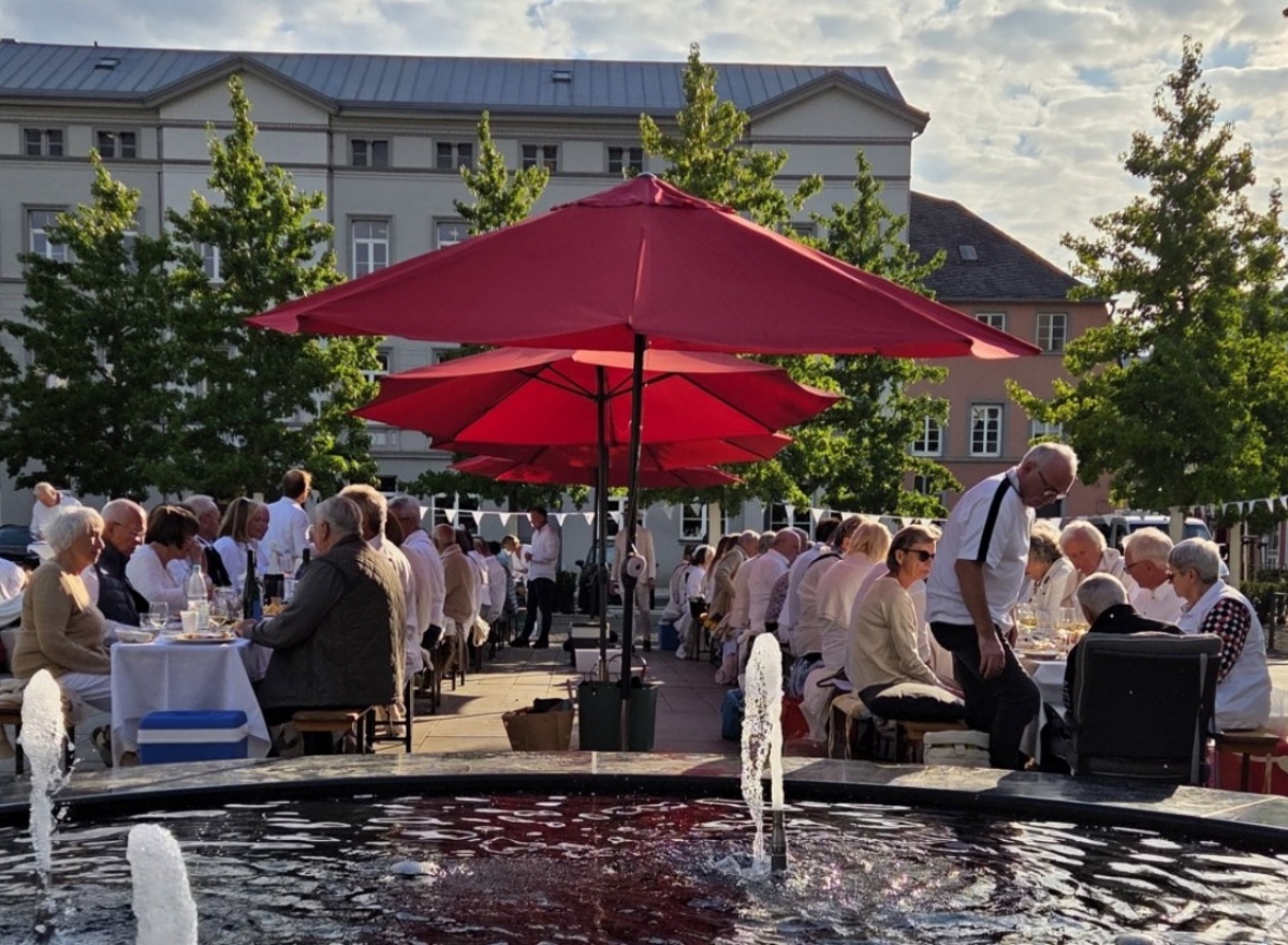 Gemeinsames Abendessen auf dem Marktplatz Neuwied (Foto: Heinz Unkelbach)