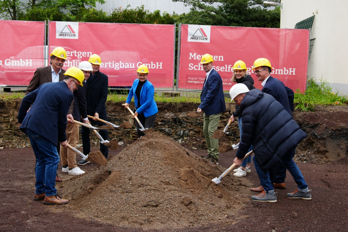 Startschuss fr das neue Schppche: Beim ersten Spatenstich legten Vertreter der Wirtgen-Stiftungen, des Caritasverbandes, der Stadt Neuwied und des Bauunternehmens Mertgen selbst Hand an. (Foto: Felix Banaski)
