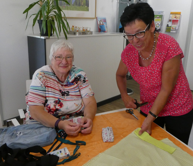 Erfahrene Nherinnen geben viele wertvolle Tipps. Foto: Pressebro Neuwied
