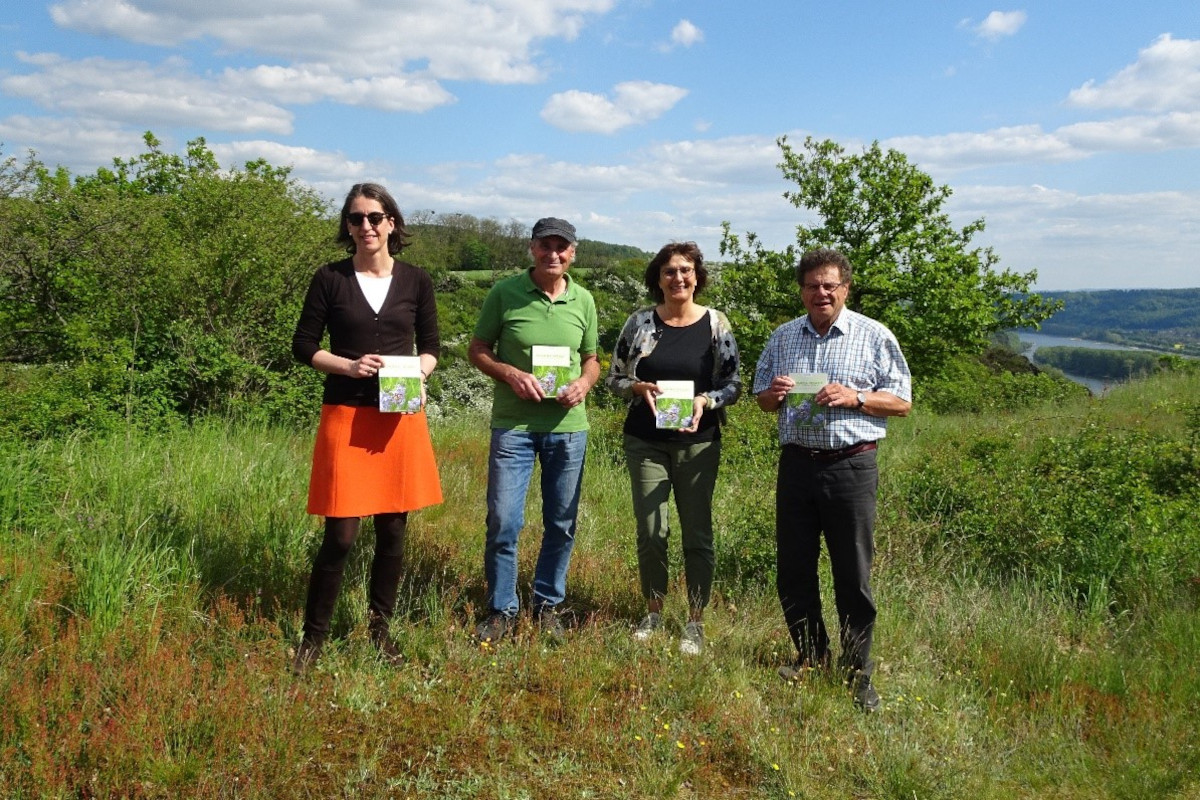 Frstin Isabelle zu Wied (1. Vorsitzende des Naturparks), Gnter Hahn (Autor), Irmgard Schrer (Geschftsfhrerin Naturpark Rhein-Westerwald) und Hermann-Josef Heimbach (Arbeitskreis "Kulturlandschaft Rheinbrohl") (von links) halten die Broschre schon in Hnden. (Foto: Naturpark Rhein-Westerwald)