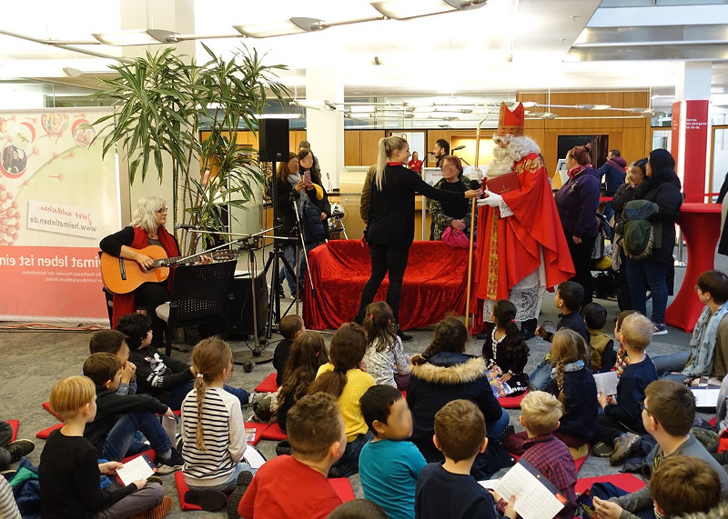 Viele Kinder erwarteten den Nikolaus bei der Sparkasse. Foto: Privat