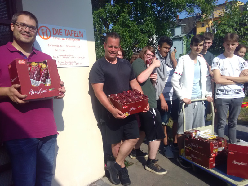 Die Schler der Ludwig-Erhard-Schule haben Nudeln fr die Tafel gesammelt. Foto: LES-Neuwied,