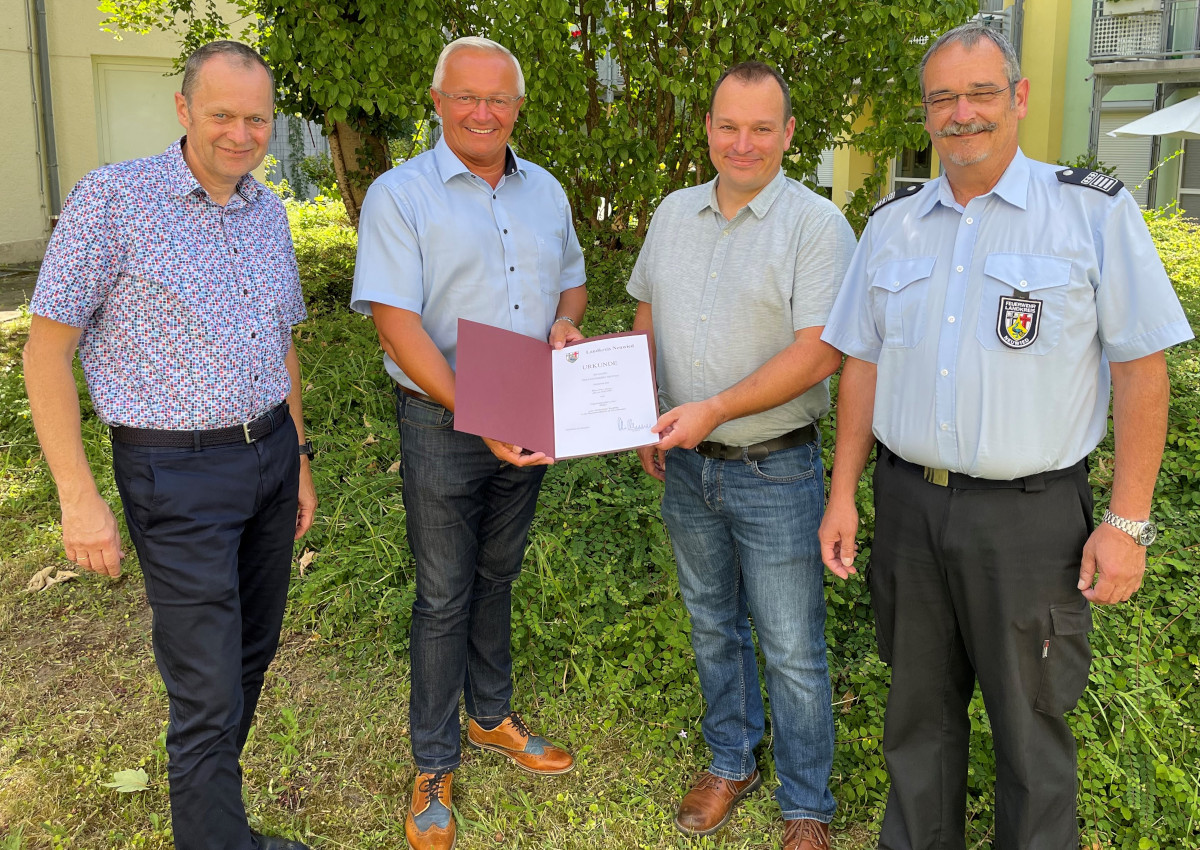 Landrat Achim Hallerbach (2. von links) hat Peter Bchle zum Organisatorischen Leiter fr den Katastrophenschutzfall ernannt. ber die Verstrkung des Teams freuen sich Frank Laupichler als Abteilungsleiter Ordnung (links) und Volker Lemgen vom Brand- und Katastrophenschutz der Kreisverwaltung. (Foto: KV Neuwied)
