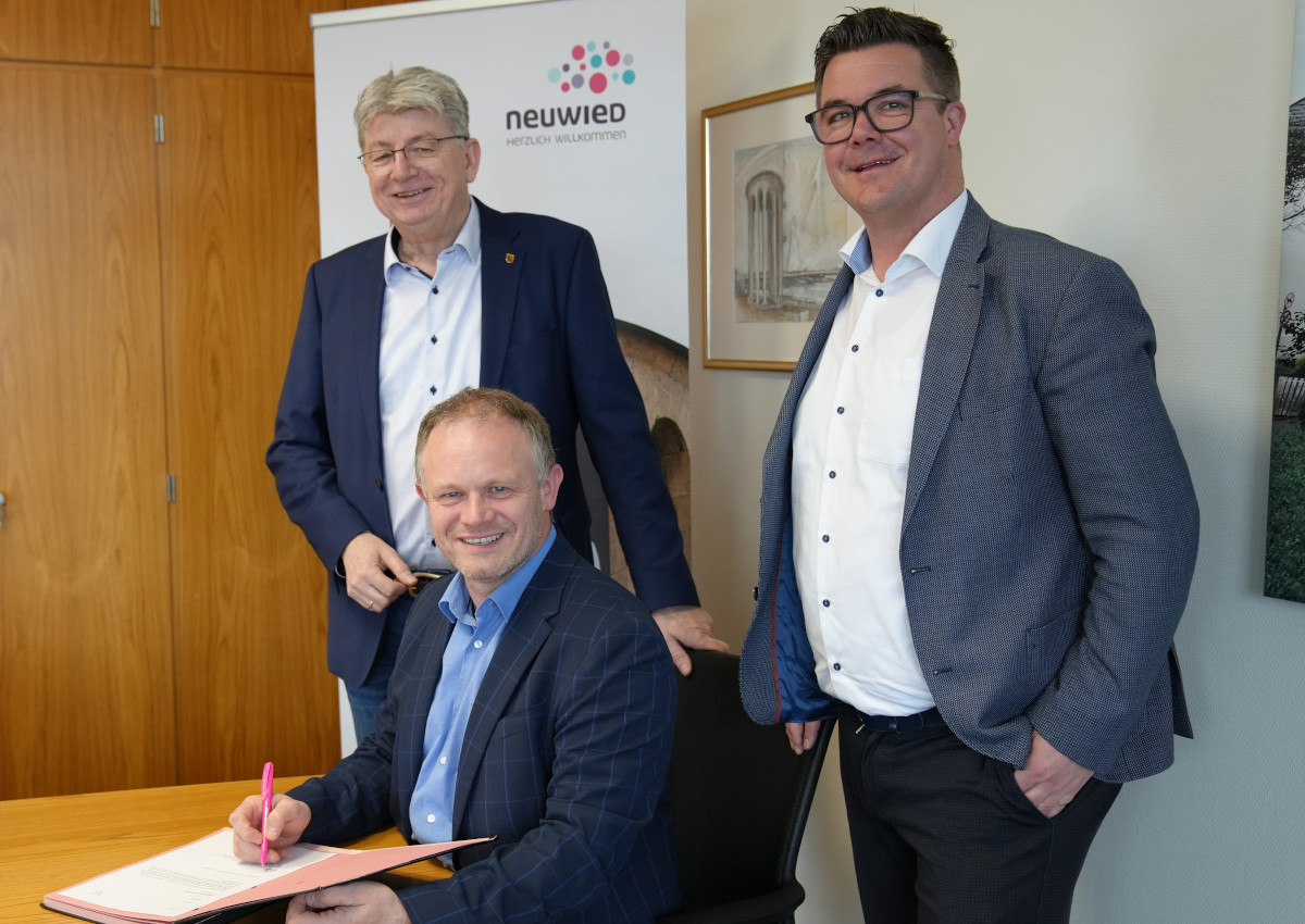 Vollstndig und unterschrieben: Die Stadt Neuwied hat die Unterlagen zum PEK-Programm beim Land eingereicht. (Foto: Stadt Neuwied / Maxie Meier)