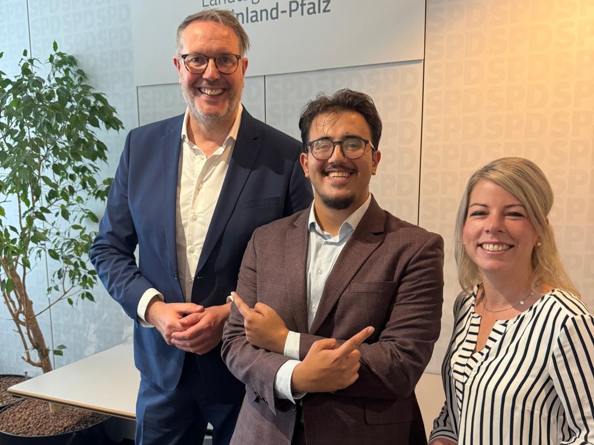Ein Teil des Praktikums fand direkt im rheinland-pf�lzischen Landtag in Mainz statt. Aghid al Masalmeh begleitete Lana Horstmann bei ihrer Arbeit im Landtag, nahm an einer Sitzung der SPD-Landtagsfraktion teil und traf den SPD-Fraktionsvorsitzenden Alexander Schweitzer zum Gespr�ch. (Foto: Lana Horstmann)