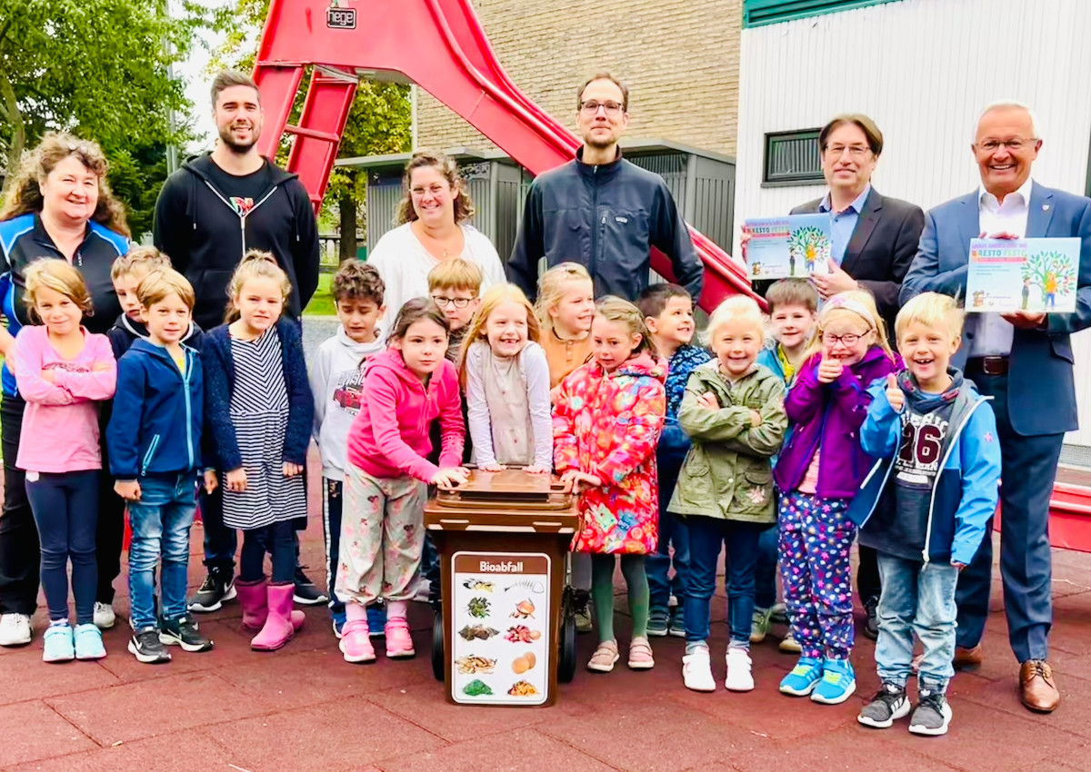 Von links: Heike Bojahr und David Mnz mit ihrer ersten Klasse der Grundschule Limbach, Gabi Schfer, Michael Treppesch, Jrg Schwarz und Landrat Achim Hallerbach (Foto: KV Neuwied)