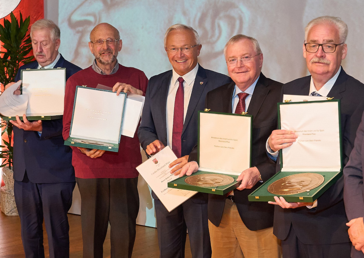 Von links: Heinz Rudolf Becker, Helmut Hellwig, Landrat Achim Hallerbach, Reiner Kilgen, Willi Knopp. (Foto: KV Neuwied)