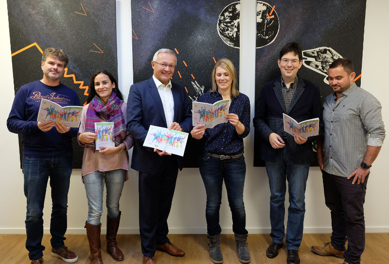 Von links: Jrgen Ggel, Diana Alvarado Salaverry (beide Kinder- und Jugendbro), Achim Hallerbach (Landrat), Simone Hhner (bisherige Kreisjugendpflegerin), Michael Mang (Brgermeister), Franlin Toma (Kreisjugendpfleger) freuen sich ber den neuen Freizeitplaner. Foto: Pressebro Neuwied
