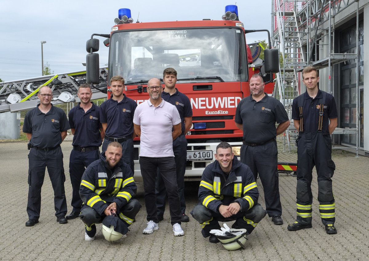 Die Feuerwache in der Hafenstrae wurde zum Drehort und die stdtischen Bediensteten um Fred Gross, stellvertretender Leiter des Amts fr Feuer-, Hochwasser- und Katastrophenschutz (mittig), zu Schauspielern und Komparsen in der Reality-Show mit Filip Pavlović und Serkan Yavuz (vorne). (Fotos: Stadt Neuwied)