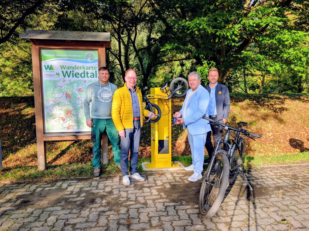Neue Radservice-Station am Wiedradweg bei Robach erffnet