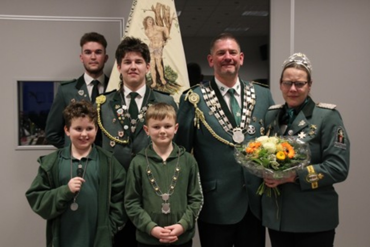 vorne: Cilian Sinzig, Tom St�mper; hinten: Max Dasbach mit Standarte, Max Klatte, Stefan und Sabine Fuchhofen (Foto: Sarah Fuchshofen)