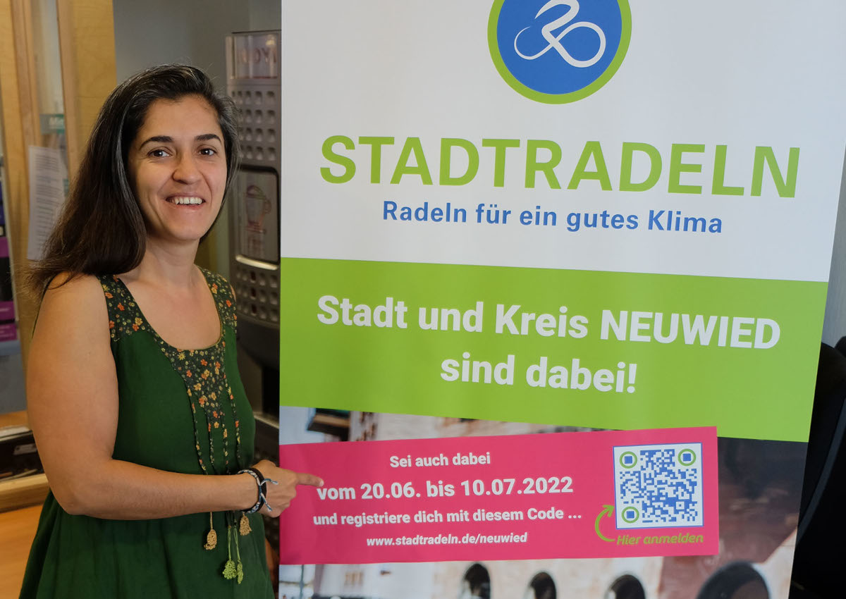 Die stdtische Klimaschutzmanagerin Dr. Zuhal Gltekin vom Amt fr Stadtmarketing vor dem Roll-up, das Besucher der Verwaltungsgebude auf die Aktion Stadtradeln hinweist. (Foto: Stadt Neuwied)