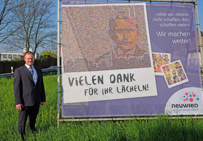 Brgermeister Jan Einig freut sich ber mehr als 500 geschenkte Lcheln. Foto: Pressebro Neuwied