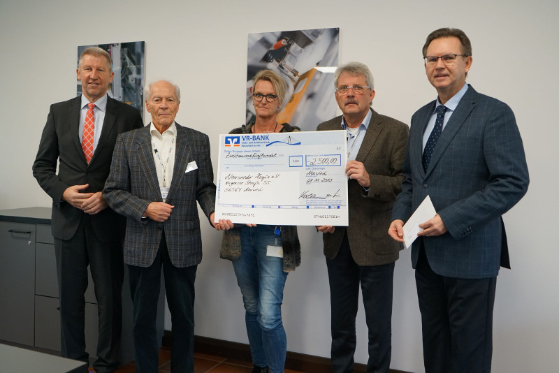 Von links: Gnter Visse (Betriebsleiter der Raiffeisendruckerei), Horst Roth (Hospizverein), Silke Lutter (Betriebsratsvorsitzende Raiffeisendruckerei), Hans-Peter Knossalla (Hospizverein), Franz-J. Kllner (Geschftsfhrer der Raiffeisendruckerei) bei der Spendenbergabe. Foto: Privat