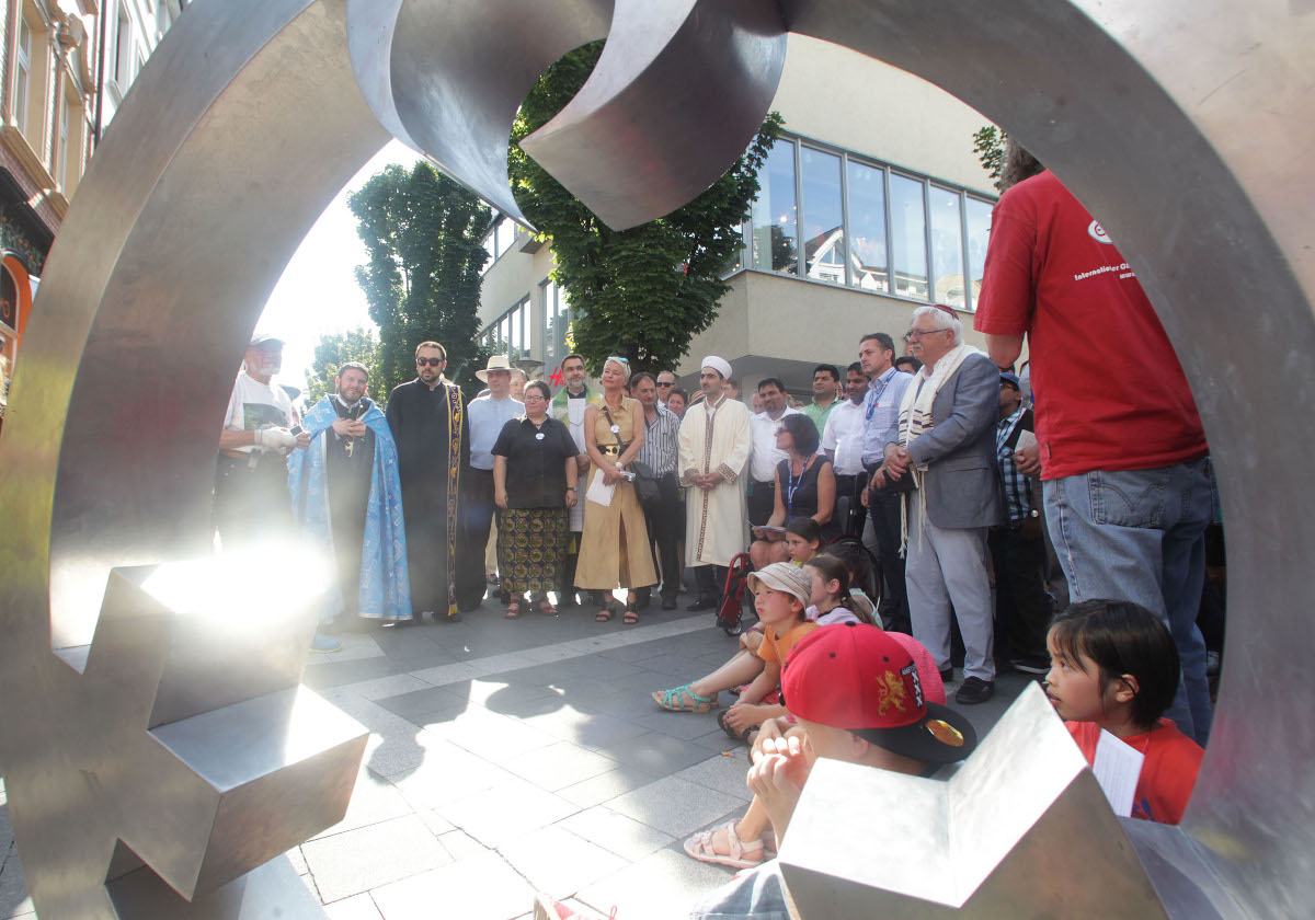 Dort, wo 2014 anlsslich des Rheinland-Pfalz-Tages in Beisein von Ministerprsidentin Malu Dreyer eine Intarsie des Friedensengels verlegt wurde, beginnt der Tag der Religionen. (Foto: Stadt Neuwied / Jrg Niebergall)