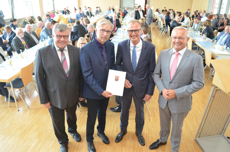 Dirk Oswald (2.v.r.) wurde unlngst offiziell als Schulleiter an der David-Roentgen-Schule Neuwied ins Amt eingefhrt. Foto: Privat
