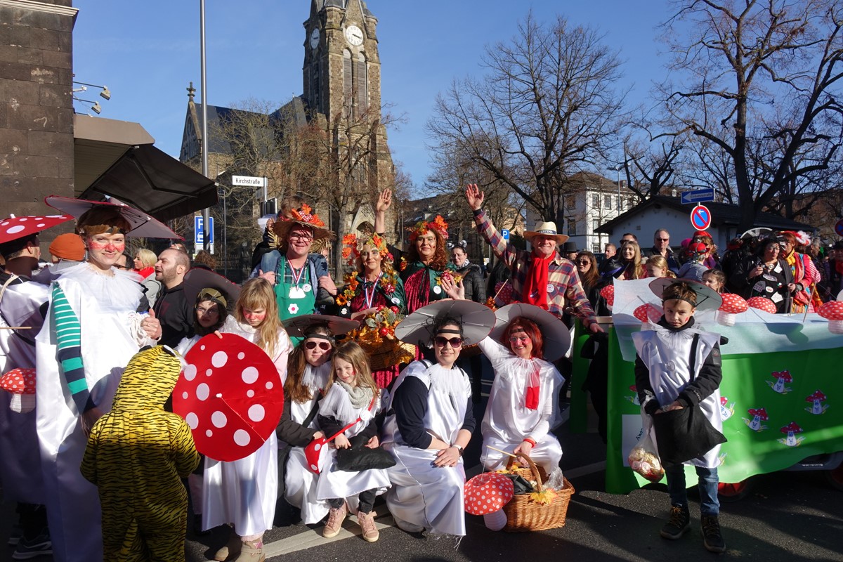 Neuwieder Rosenmontagszug begeistert mit Pomp, Musik und Sigkeiten