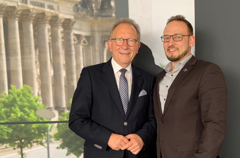 Politik und Wirtschaftsjunioren auf Augenhhe: Erwin Rddel und Sergej Borkenhagen. Foto: Privat
