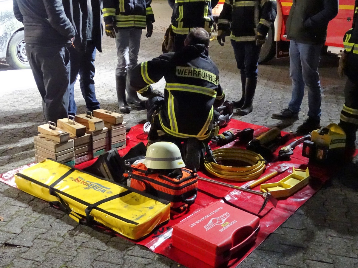 Erluterungen der Gertschaften durch den Wehrfhrer T. Schaarschmidt  (Fotos: Feuerwehr St. Katharinen/S. Feesenmeyer)