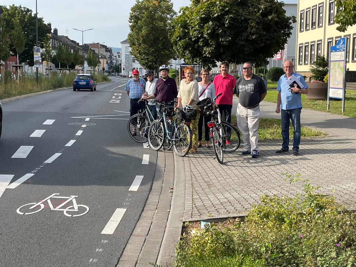 Der Vorstand des SPD-Ortsvereins Neuwied Stadtmitte/Irlich war auf dem Fahrradweg in der Langendorfer Strae unterwegs. (Foto: Privat)