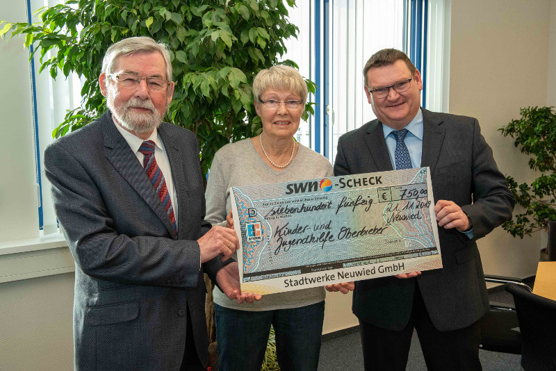 SWN-Direktor Stefan Herschbach (r.) bergab den Scheck in Hhe von 750 Euro an  Pfarrer Martin Seidler sowie die Schatzmeisterin, Elke Nilges. Foto: SWN
