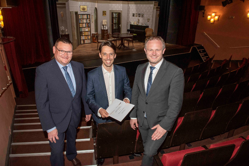 Lajos Wenzel (m.) kann als neuer Intendant des Schlosstheaters durch das Sponsoring der Stadtwerke Neuwied die Kinder- und Jugendarbeit ausbauen. Der Vorsitzende des Theaterrats, OB Jan Einig (r.), freut sich mit SWN-Geschftsfhrer Stefan Herschbach, dass das Theater, die Kultur und damit auch die Stadt Neuwied gestrkt werden. Foto: SWN