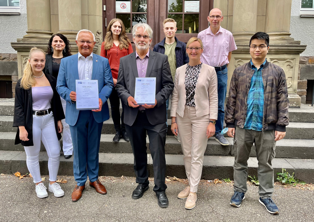 Vordere Reihe von links nach rechts: Landrat Achim Hallerbach, RWG Schulleiter Helmut Zender, IHK-Regionalgeschftsfhrerin Kristina Kutting
Hintere Reihe von links nach rechts: Ausbildungsleiterin Nesrin Uslu, Schullaufbahnberater Dr. Patrick Ostermann sowie Anwrter*innen und Auszubildende der Kreisverwaltung Neuwied. (Foto: IHK Koblenz)