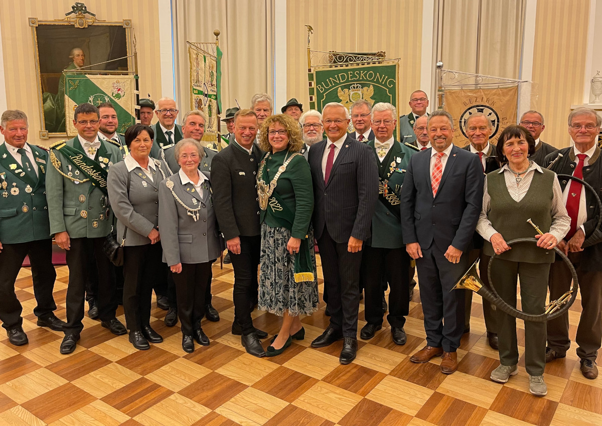 Zum Erinnerungsfoto versammelten sich die Gste nach der Feierstunde um Bundesknigin Andrea Reiprich, Prinzgemahl Thomas Herschbach und Landrat Achim Hallerbach. (Foto: Kreis Neuwied)