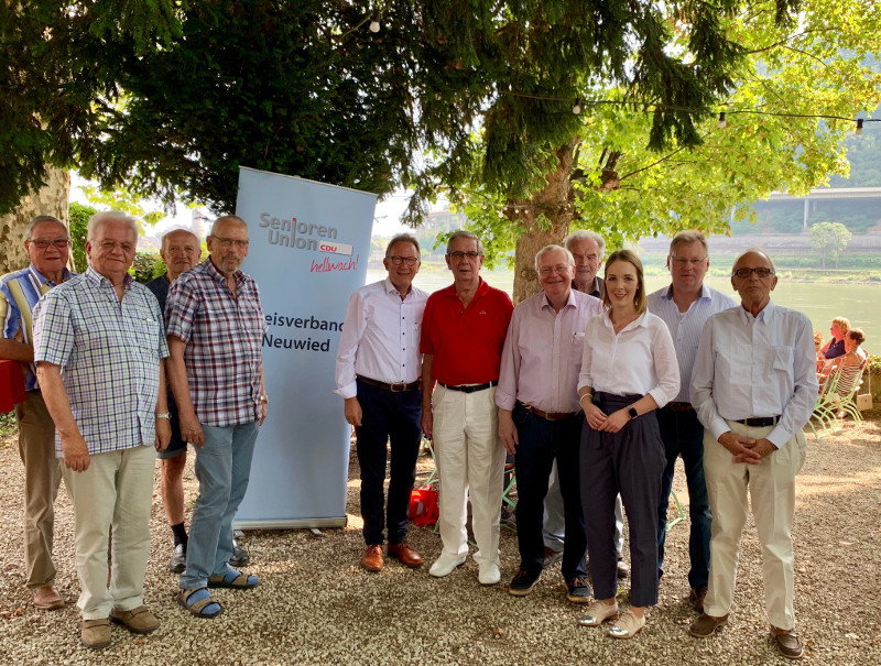 Gruppenfoto mit Rheinblick bei der Senioren Union im Kreis Neuwied. Foto: Privat