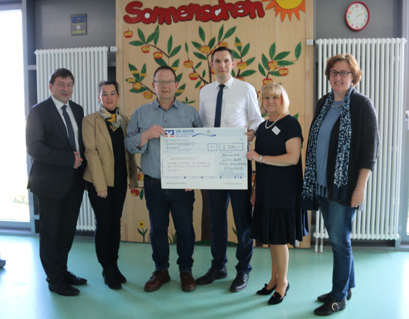 Dr. Marc Bohr (Sonnenschein) mit Marlies Becker-Kurz, Norbert Lck, Jrg Lahr, Ulrike Brder-Sauerbrei (Sonnenschein) und Annette Weikmann-Lck bei der Spendenbergabe. Foto: Privat
