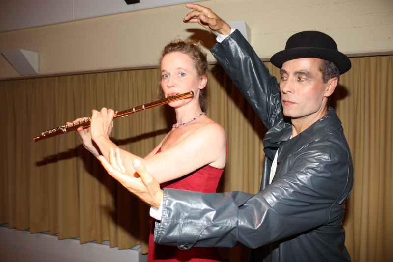 Eine inspirierende Tanzauffhrung brachten die Fltistin Britta Bauer und der Lebenstnzer Dr. Felix Grtzner auf die Bhne. Foto: Hospizverein