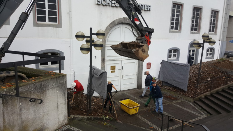 Theatervorplatz wird in den Stadtfarben erblhen