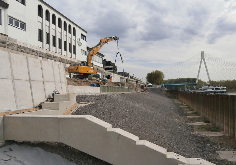 Die Arbeiten am Neuwieder Deichvorgelnde gehen voran. Foto: Pressebro Neuwied