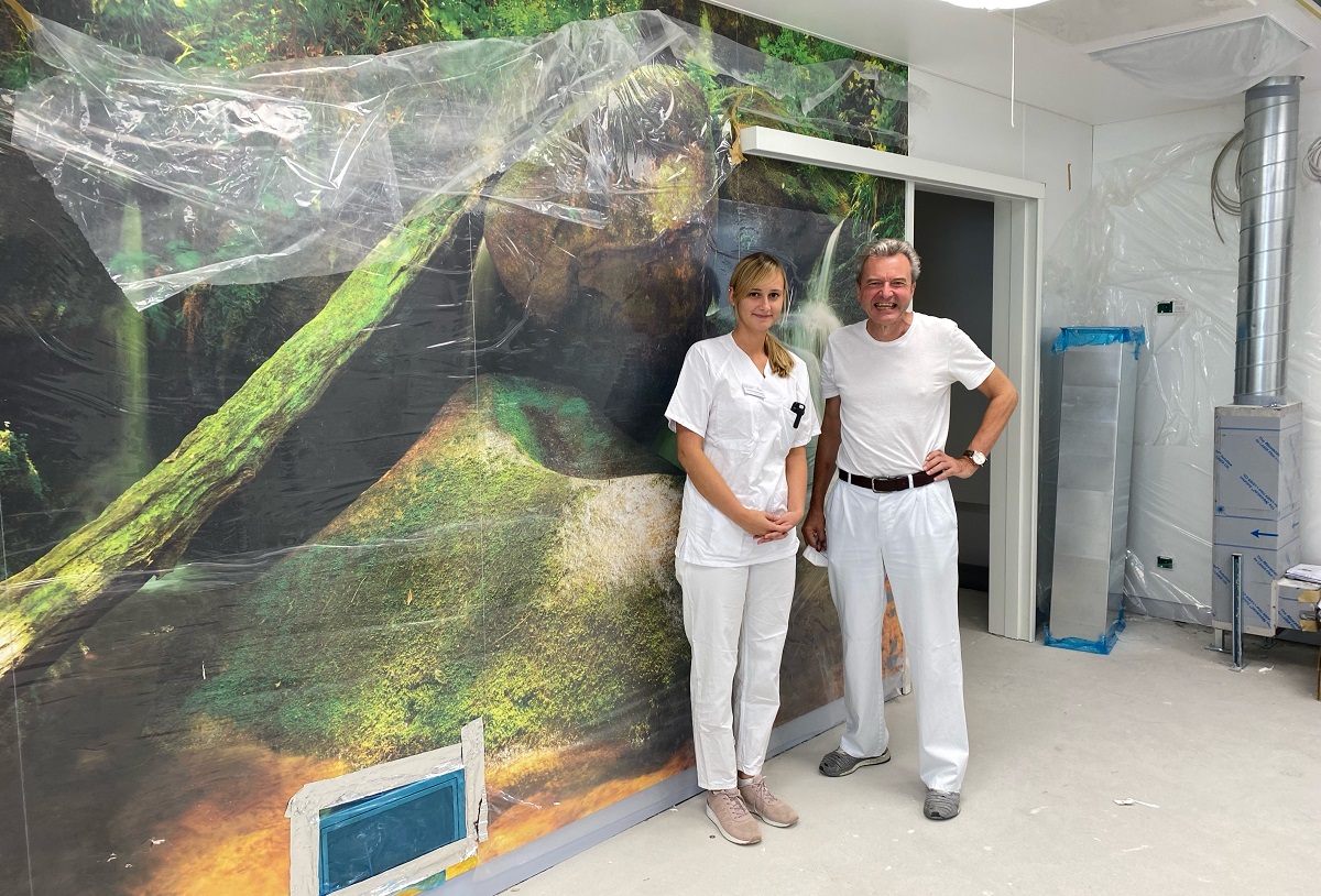 Freuen sich ber den Ausbau und die Erweiterung des Kreisaals: Prof. Dr. Richard Berger, der Chefarzt der Klinik fr Frauenheilkunde und Geburtshilfe, und die Hebamme Jenny Borkenhagen. (Foto: Sarah Putzke)