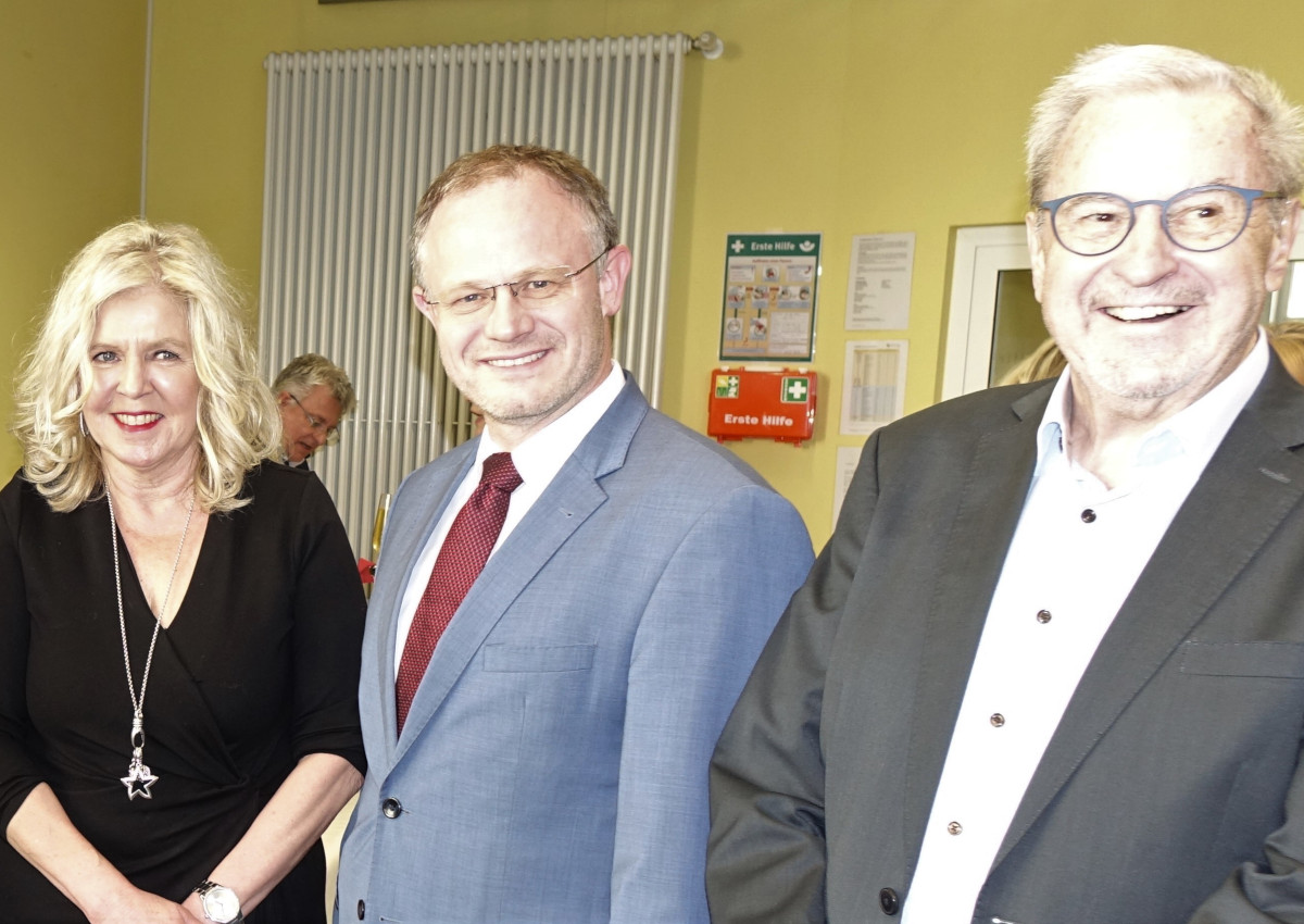 OB Jan Einig (Mitte) mit VHS-Leiterin Jutta Gnther und dem vormaligen Leiter Dieter Melsbach. (Fotos: Jrgen Grab)