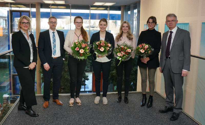 Von links: Sonja Oswald, Personalabteilung, Matthias Herfuth, Personalvorstand, die vier frisch gebackenen Bankkaufleute Annika Krmer, Clara Schfer, Sabrina Esch, Kira Hardt und Vorstandssprecher der VR-BANK Andreas Harner. Foto: VR-Bank
